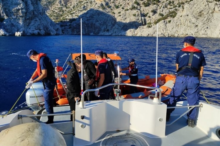 Muğla'da d&uuml;zensiz g&ouml;&ccedil;menler koyda mahsur kaldı