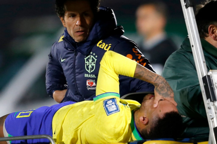 Neymar uzun s&uuml;re sahalarda olmayacak