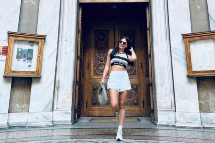 Demet &Ouml;zdemir'den Atina pozu