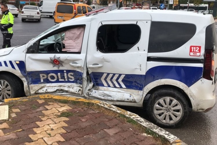 Elazığ'da polis aracı ile otomobil &ccedil;arpıştı: 2 polis yaralandı