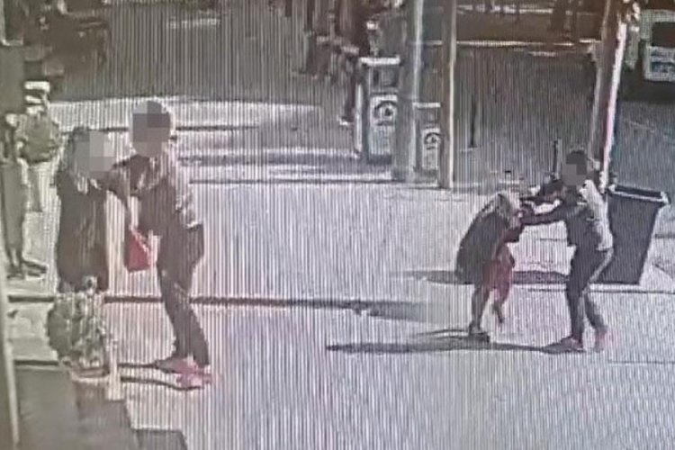 Sa&ccedil;ından tuttuğu kadını dakikalarca s&uuml;r&uuml;kleyip başını duvara vurdu
