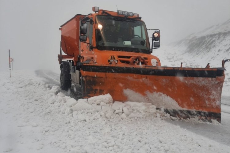 Van, Bah&ccedil;esaray kara yolunda 15 santimetre kar