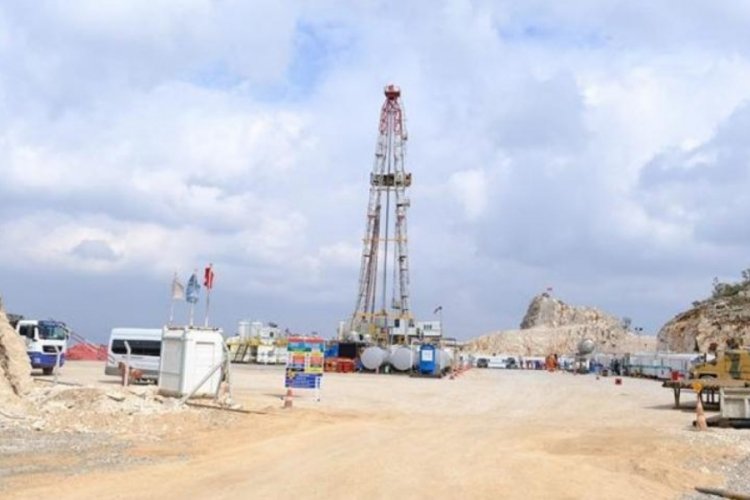Petrol &uuml;retimi yapılan sahada inceleme