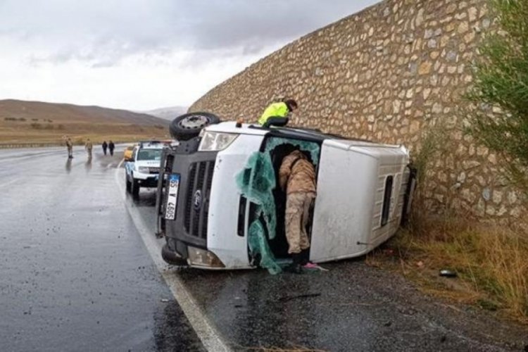 Yağış nedeniyle kayganlaşan yolda minib&uuml;s devrildi: 14 yaralı
