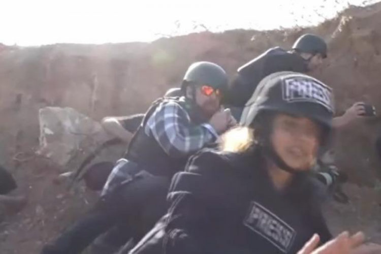 T&uuml;rk gazetecilerin yanına roket d&uuml;şt&uuml;! Korku dolu anlar