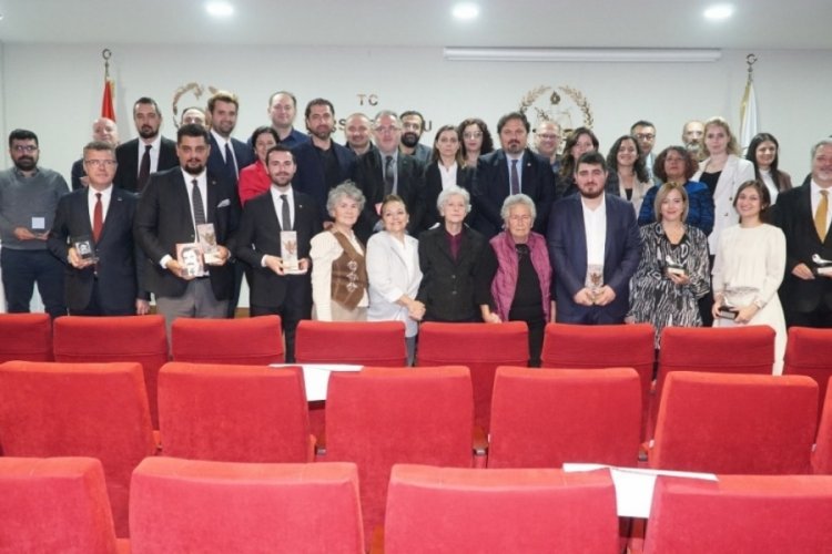 Bursa Barosu'nca d&uuml;zenlenen yarışmada &ouml;d&uuml;ller sahiplerini buldu