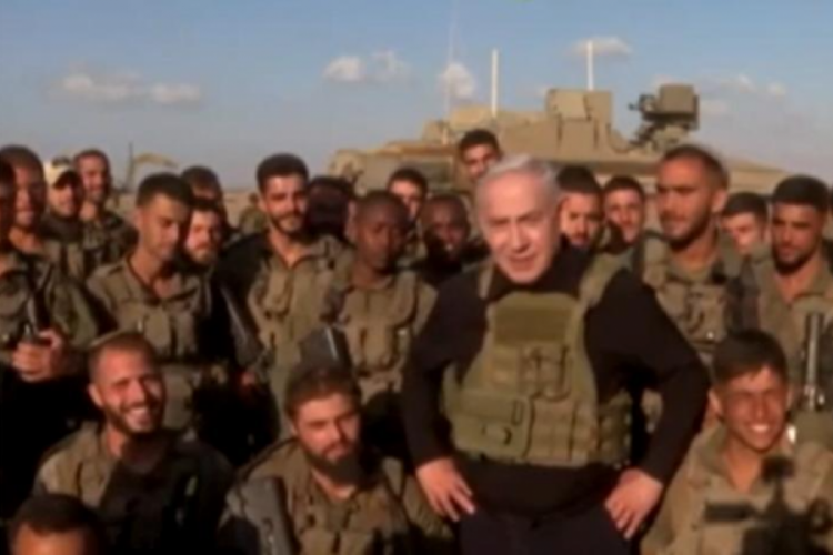Netanyahu askerleri ziyaret etti: Gazze'yi yakında i&ccedil;eriden de g&ouml;receksiniz