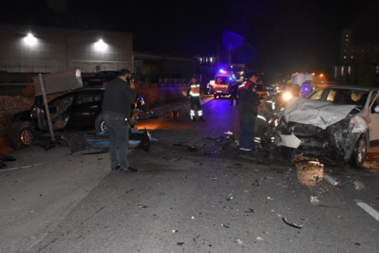 İzmir'de iki otomobil &ccedil;arpıştı: 2 kişi hayatını kaybetti