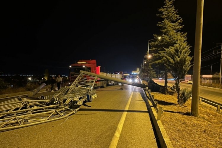 Burdur'da dorsesi a&ccedil;ık unutulan kamyon trafik levhasını devirdi