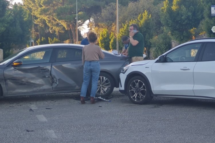 &Uuml;nl&uuml; oyuncu Esra Akkaya ile oğlu kaza yaptı!