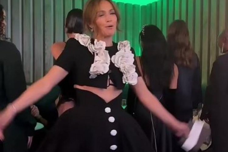Jennifer Lopez eteğini kaldırıp i&ccedil; &ccedil;amaşırını g&ouml;sterdi