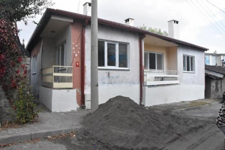 43 yıllık komşu &ccedil;ilesi! Eve giren herkes ka&ccedil;ıyor