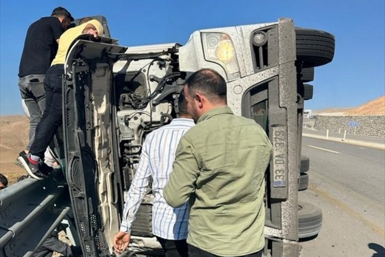 Şırnak'ta k&ouml;m&uuml;r y&uuml;kl&uuml; kamyon şarampole devrildi! 2 kişi yaralandı