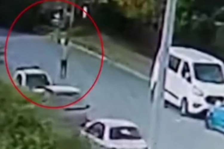 İstanbul'da oto tamircideki ara&ccedil;ların teypleri &ccedil;alındı