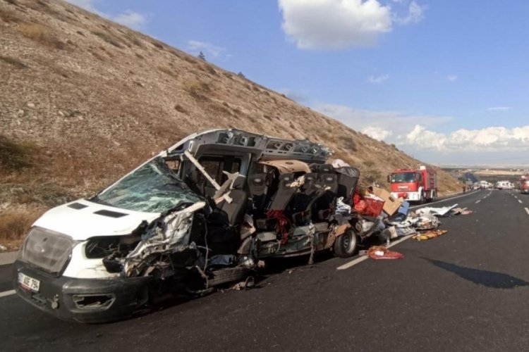 Gaziantep - Şanlıurfa otobanında minib&uuml;s devrildi: 5 &ouml;l&uuml;, 5 yaralı