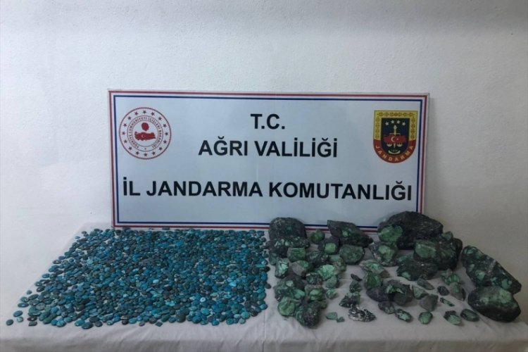 Ağrı'da 1037 "firuze taşı" ele ge&ccedil;irildi