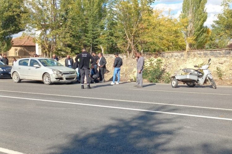 Elazığ'da otomobil ile motosiklet kaza yaptı, s&uuml;r&uuml;c&uuml; ağır yaralandı