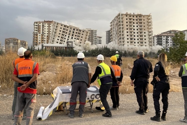 Malatya'da ağır hasarlı binalar patlayıcı kullanılarak yıkıldı