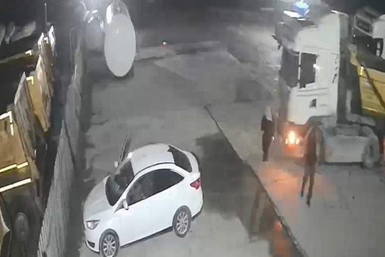 Hafriyat kamyonuyla dehşet sa&ccedil;tı! 16 otomobile &ccedil;arptı, 6 kişiyi yaraladı