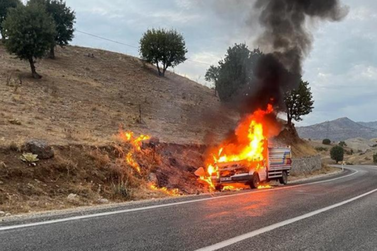 Adıyaman'da kamyonet alev topuna d&ouml;nd&uuml;! Son saniyede kurtuldular