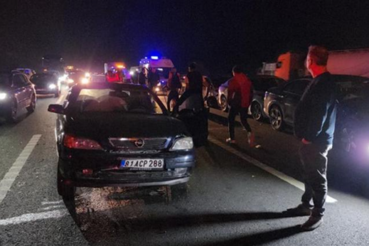 D&uuml;zce'de 11 ara&ccedil; birbirine girdi!