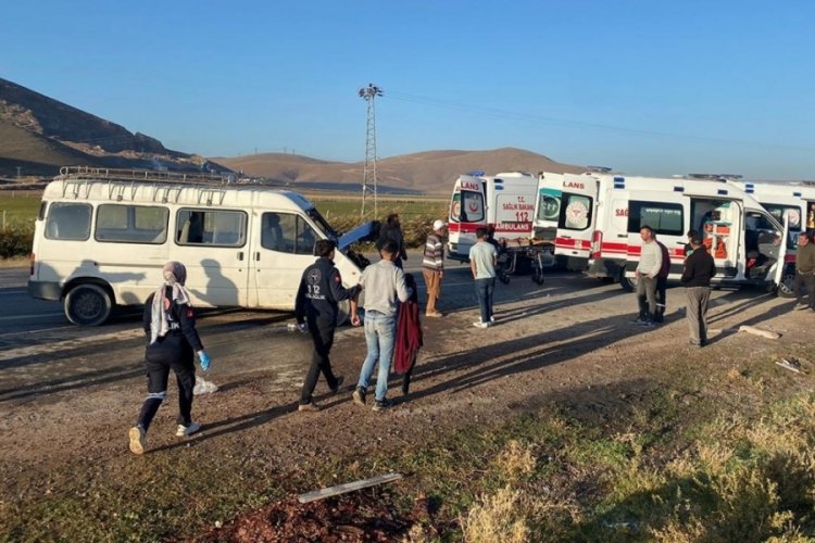 Kayseri'de tarım iş&ccedil;ilerini taşıyan minib&uuml;s ile yakıt tankeri &ccedil;arpıştı: 15 yaralı