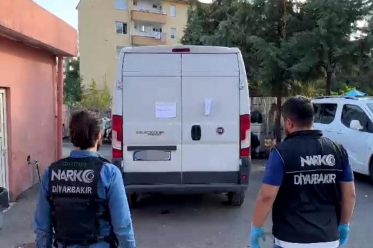 Diyarbakır'da polisten ka&ccedil;an minib&uuml;ste 257 kilo uyuşturucu ele ge&ccedil;irildi