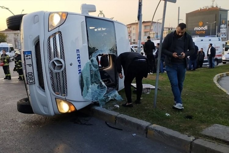 Kocaeli'de iş&ccedil;i servisi ile halk otob&uuml;s&uuml; &ccedil;arpıştı: 11 yaralı