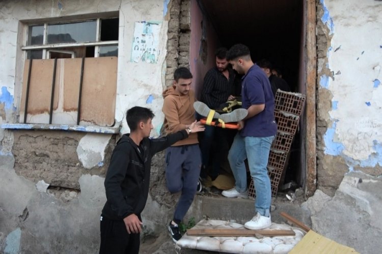 Bursa'da 25 metreden bir evin bah&ccedil;esine d&uuml;şt&uuml;! Yaralı adam ağa&ccedil;ların arasında mahsur kaldı