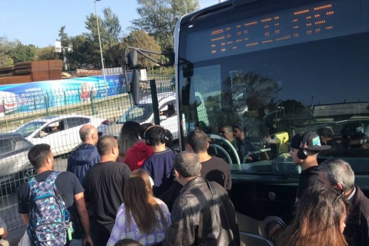 İstanbul'da arızalanan metrob&uuml;s nedeniyle seferler aksadı