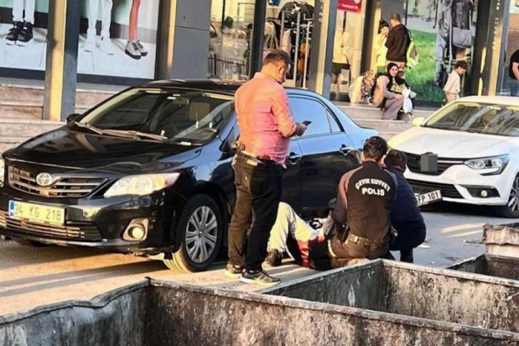 İstanbul'da husumetli şahıslar arasında bı&ccedil;aklı kavga