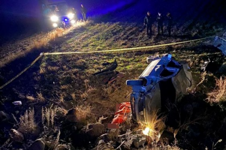 Kars'ta otomobil şarampole devrildi: Yaralı ve &ouml;l&uuml;ler var