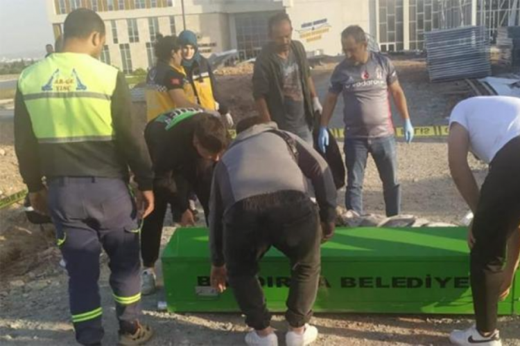 Balıkesir'de &uuml;niversite kamp&uuml;s&uuml;ndeki inşaatta iş&ccedil;i vin&ccedil;ten d&uuml;şt&uuml;!