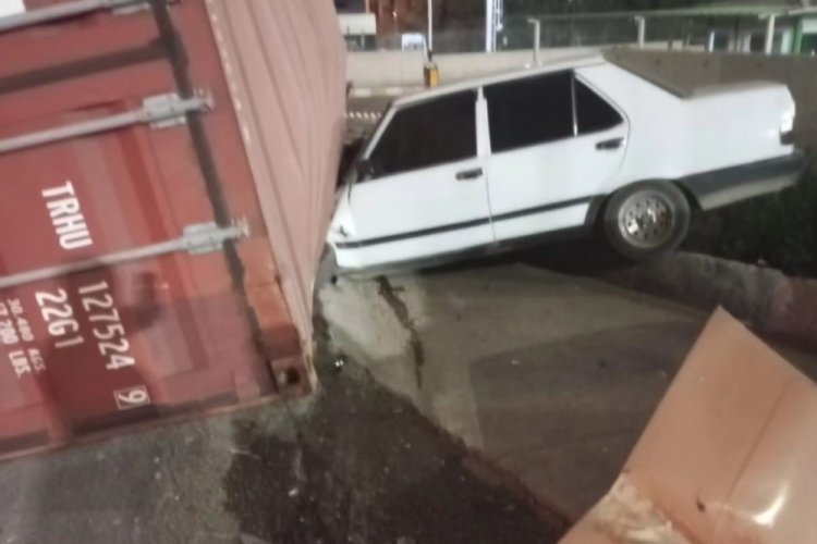 Hatay'da y&uuml;k konteyneri tırdan d&uuml;şt&uuml;