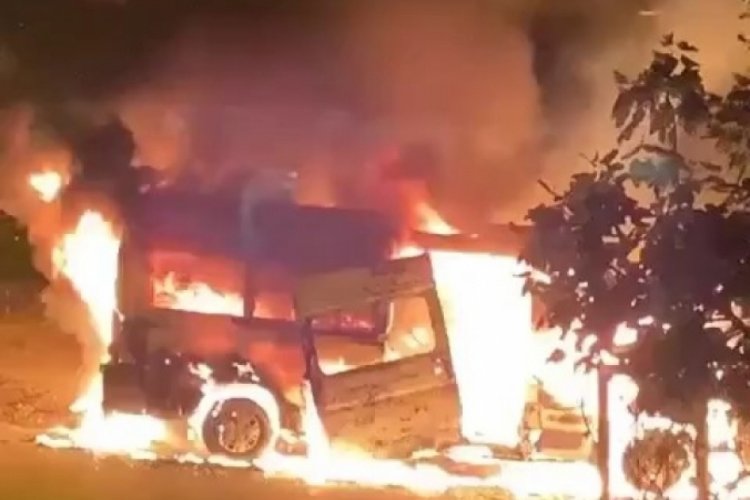 Bursa'da patlayan yangın, servis minib&uuml;s&uuml; ve hafif ticari ara&ccedil; k&uuml;l oldu
