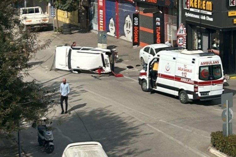 Bursa İneg&ouml;l'de park halindeki ara&ccedil;a &ccedil;arpan otomobil devrildi!