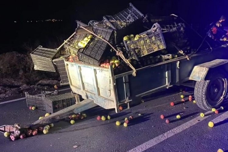 Antalya'da otomobilin &ccedil;arptığı trakt&ouml;r&uuml;n s&uuml;r&uuml;c&uuml;s&uuml; &ouml;ld&uuml;