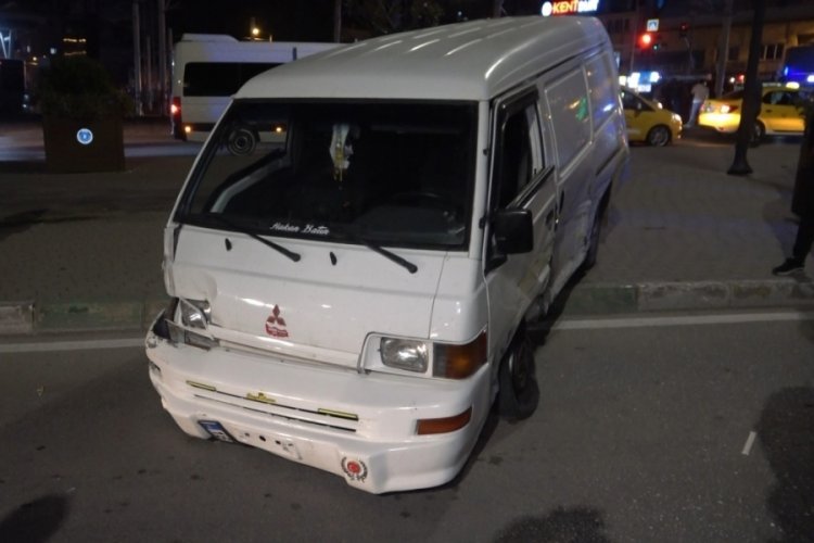 Bursa'da minib&uuml;s &ouml;nce taksiye ardından yayalara &ccedil;arptı: Yaralılar var