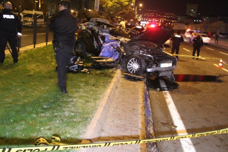 Kayseri'de otomobil tıra arkadan &ccedil;arptı! 1 &ouml;l&uuml;, 2 yaralı