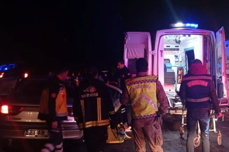 Van'da iki otomobil &ccedil;arpıştı: 3'&uuml; &ccedil;ocuk 10 kişi yaralandı