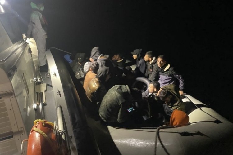 &Ccedil;anakkale'de lastik bot i&ccedil;inde 23 ka&ccedil;ak g&ouml;&ccedil;men yakalandı