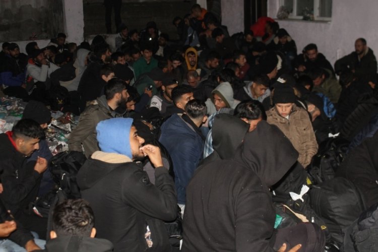 Edirne'de evin bah&ccedil;esinde 100'den fazla g&ouml;&ccedil;men yakalandı