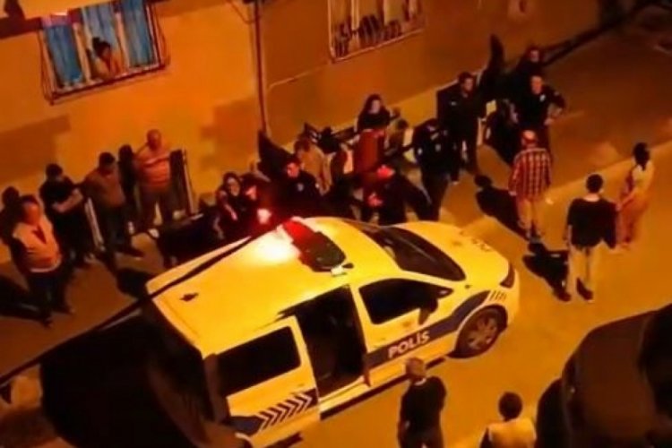İstanbul'da babasını d&ouml;vd&uuml;ğ&uuml; iddia edildi! Mahallelinin &uuml;zerine eşya fırlattı