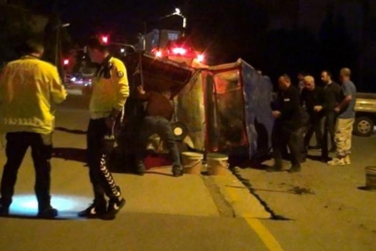 Sakarya'da tarım aracı devrildi! 5'i &ccedil;ocuk 8 kişi yaralandı