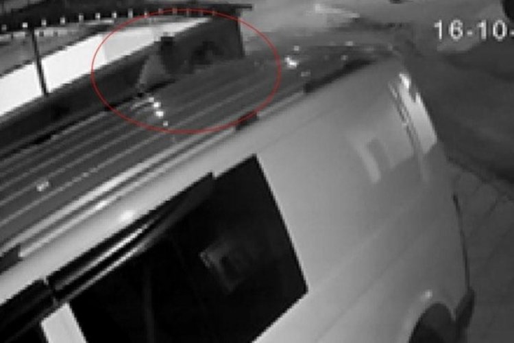 Adana'da gen&ccedil; kızı sa&ccedil;larından tutup s&uuml;r&uuml;kledi!