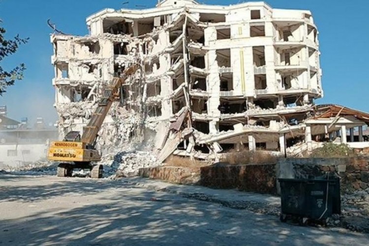 Gaziantep'te 2 kez dinamitle yıkılması denenen 6 katlı bina, iş makineleriyle yıkıldı