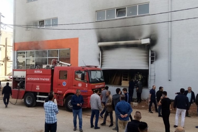 Bursa'da mobilya fabrikasında yangın!