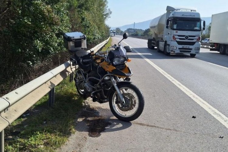 Kocaeli'de devrilen motosikletin s&uuml;r&uuml;c&uuml;s&uuml;n&uuml;n kolu koptu