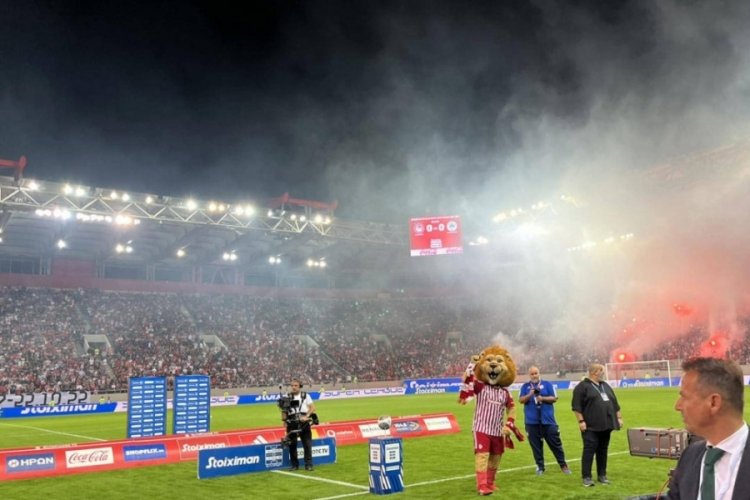Yunanistan'da olaylı derbi: Havai fişek futbolcuya isabet etti, ma&ccedil; tatil edildi