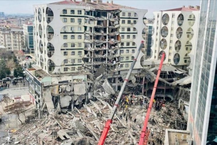 Galeria Sitesi'nin 3 m&uuml;teahhidi ile m&uuml;hendisi hakim karşısında